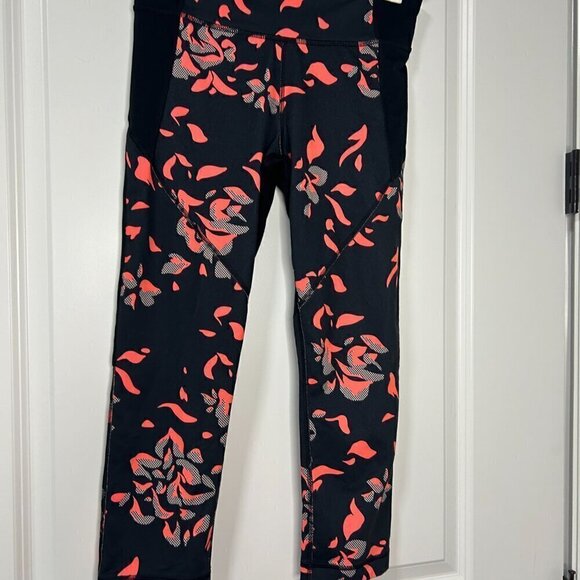 Under Armour Workout Set Capri Pants and Tank Size M EUC - Picture 6 of 6